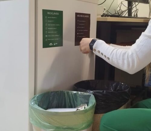 Servidores do TCE-MS que integram a Comissão da A3P orienta sobre o descarte correto do lixo no ambiente trabalho