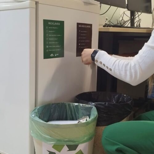 Servidores do TCE-MS que integram a Comissão da A3P orienta sobre o descarte correto do lixo no ambiente trabalho