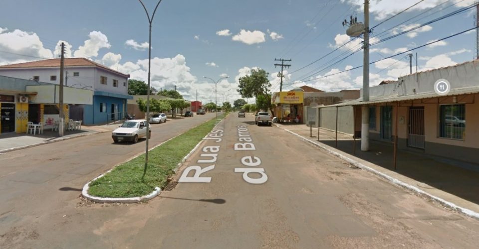 Homem é morto a facadas na porta de casa