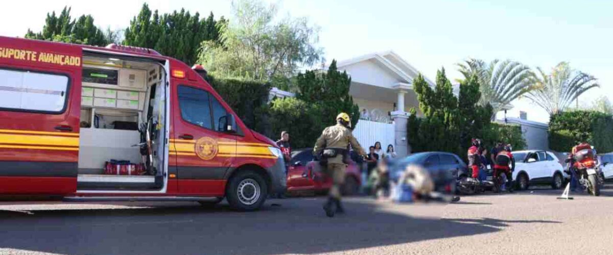 Mulher bate em porta de carro estacionado e morre atropelada por caminhão na capital