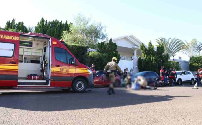 Mulher bate em porta de carro estacionado e morre atropelada por caminhão na capital
