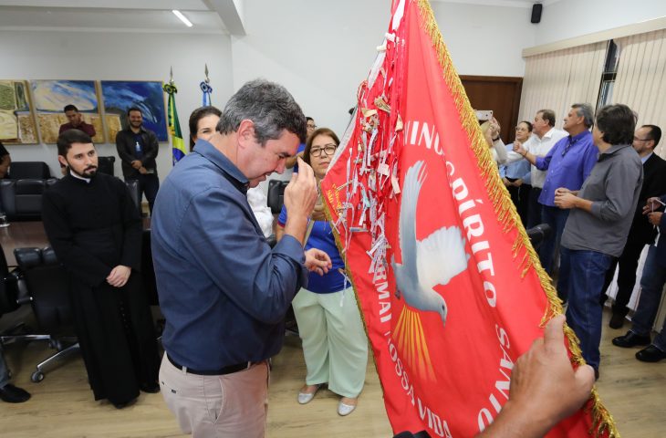 Tradição da Bandeira do Divino é celebrada nessa segunda-feira com participação do Governador de MS