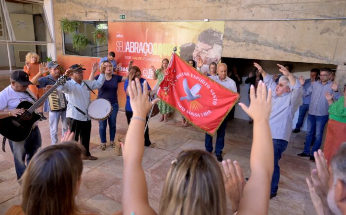 Dia de festa na AGEMS, servidores recebem a Bandeira do Divino Espirito Santo com celebração e bênçãos