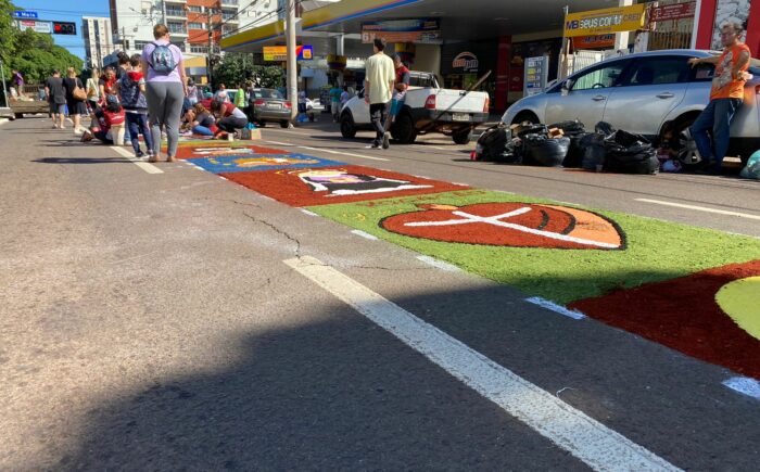 Movimentando o centro da capital, a confecção dos tapetes de Corpus Christi estima 30 mil pessoas