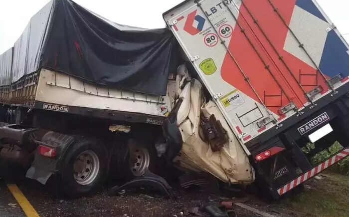 Colisão entre carreta e caminhão deixa um morto na MS-276