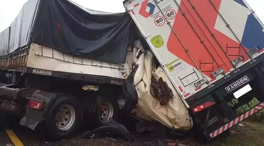 Colisão entre carreta e caminhão deixa um morto na MS-276