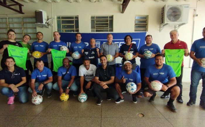 Mais de 400 materiais esportivos foram entregues para os alunos das Escolas Públicas de Futebol