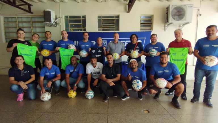Mais de 400 materiais esportivos foram entregues para os alunos das Escolas Públicas de Futebol