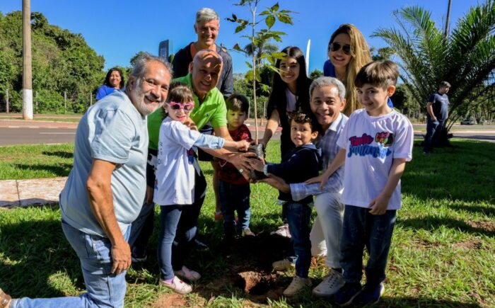 Iniciativa da AGEMS leva educação ambiental sob comando de Carlos Alberto De Assis em plantio de mudas