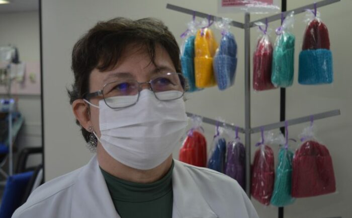 Médica do HRMS produz toucas de crochê para pacientes em quimioterapia