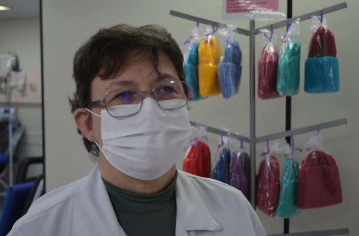 Médica do HRMS produz toucas de crochê para pacientes em quimioterapia