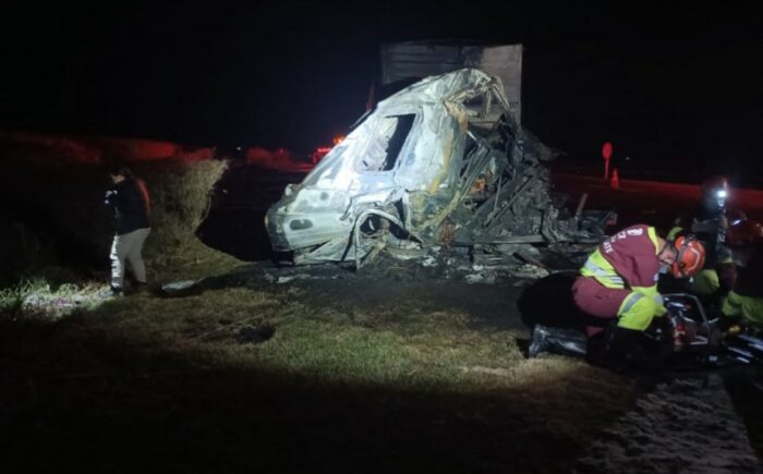 Dois motoristas morrem carbonizados em acidente entre carretas