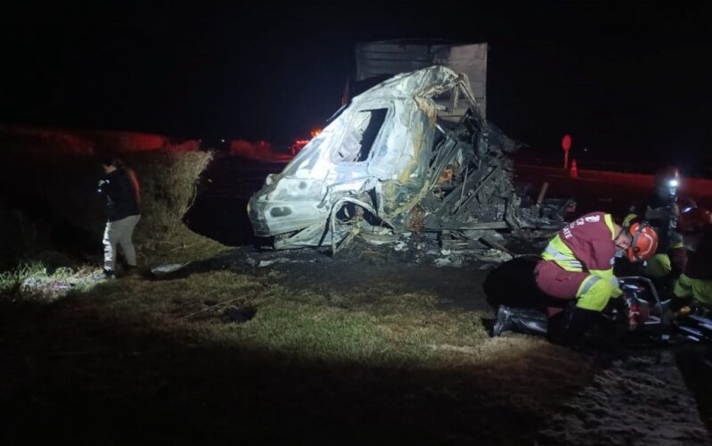 Dois motoristas morrem carbonizados em acidente entre carretas