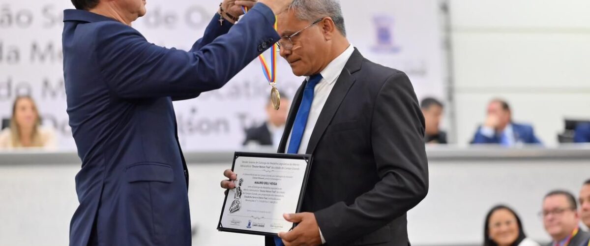 Vereador Villasanti entrega Medalha ao Mérito Advocáticio “Doutor Nelson Trad” ao advogado Mauro Deli Veiga