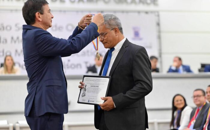 Vereador Villasanti entrega Medalha ao Mérito Advocáticio “Doutor Nelson Trad” ao advogado Mauro Deli Veiga