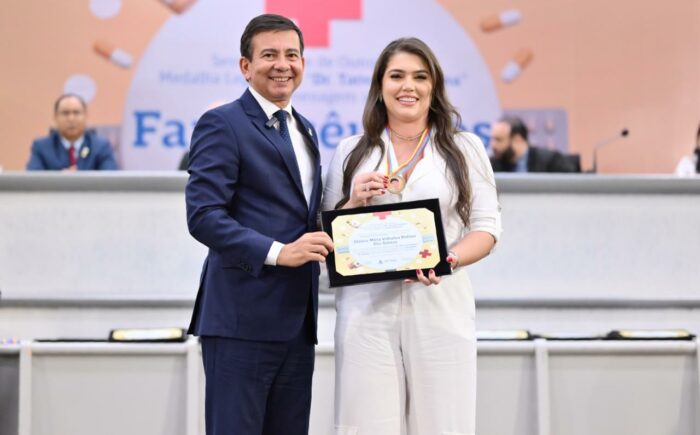 Vereador Coronel Villasanti faz homenagem à farmacêuticas de destaque em sessão solene na Capital