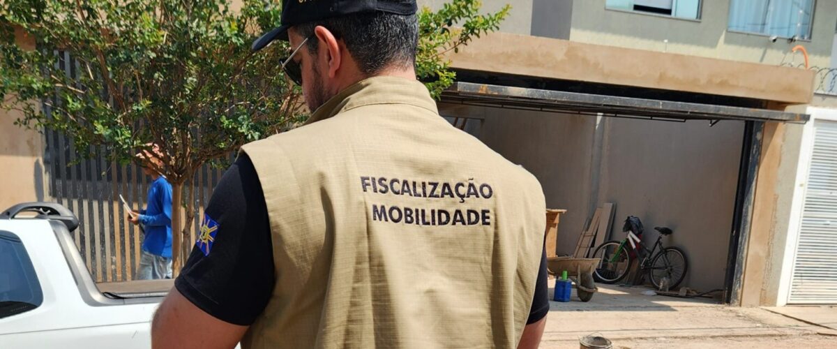Equipe de Mobilidade da Agetran fiscaliza irregularidades em bairro da Capital
