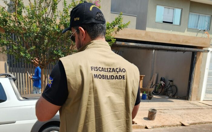 Equipe de Mobilidade da Agetran fiscaliza irregularidades em bairro da Capital
