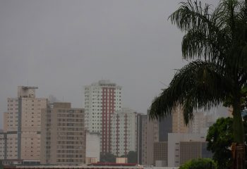 Fim de semana começa com altas temperaturas e possibilidade de chuva no Estado