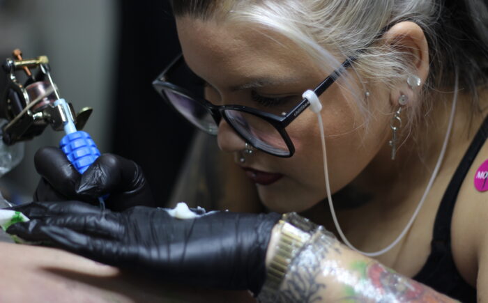 Do câncer à superação: conheça o projeto Marta Rosa e seu poder de transformação através das tatuagens