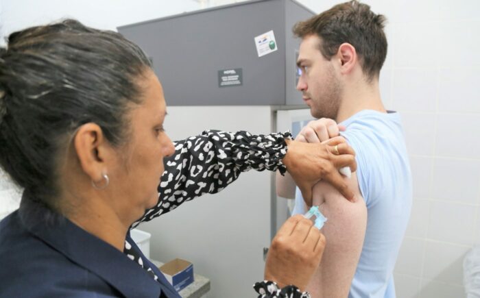 Prefeitura realiza plantão de vacinação neste sábado com três unidades abertas e itinerante em shopping