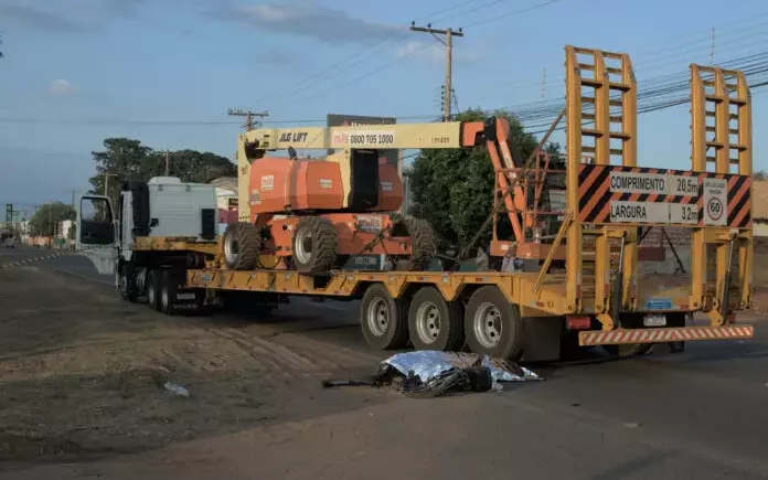 Mulher morre ao ser atingida por carreta em cidade do MS