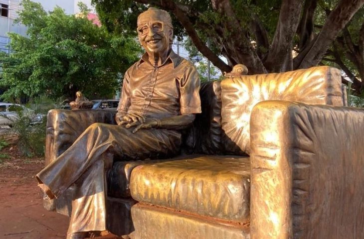 Estátua Manoel de Barros passará por restauração após ser alvo de vandalismo