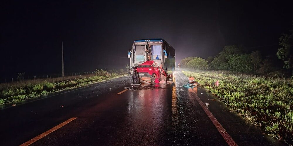 Acidente entre carro e ônibus na MS-338 mata quatro pessoas da mesma família