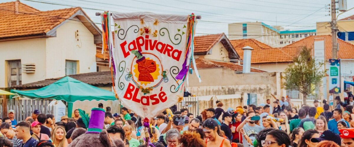 Fim de semana tem esquentas de Carnaval, espetáculo Improvável e programação de férias