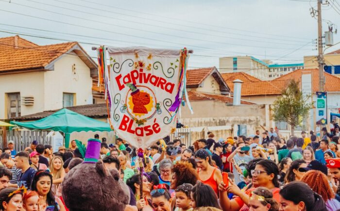 Fim de semana tem esquentas de Carnaval, espetáculo Improvável e programação de férias