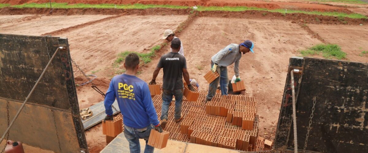 Prefeitura progride na construção de moradias para as famílias da comunidade Mandela