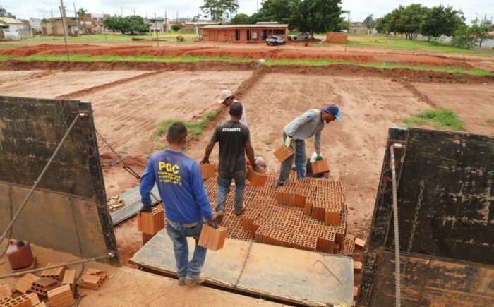 Prefeitura progride na construção de moradias para as famílias da comunidade Mandela