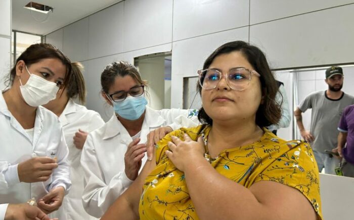 Vacina contra a Covid-19 está no calendário de rotina de vacinação para grupos específicos, confira