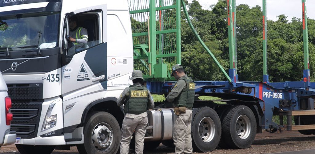 Rodovida: fiscalização educativa na MS-040 aborda mais de 20 motoristas e orienta sobre exame toxicológico