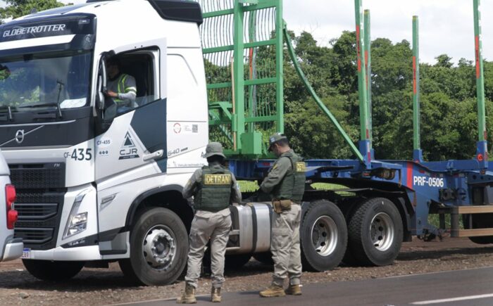 Rodovida: fiscalização educativa na MS-040 aborda mais de 20 motoristas e orienta sobre exame toxicológico