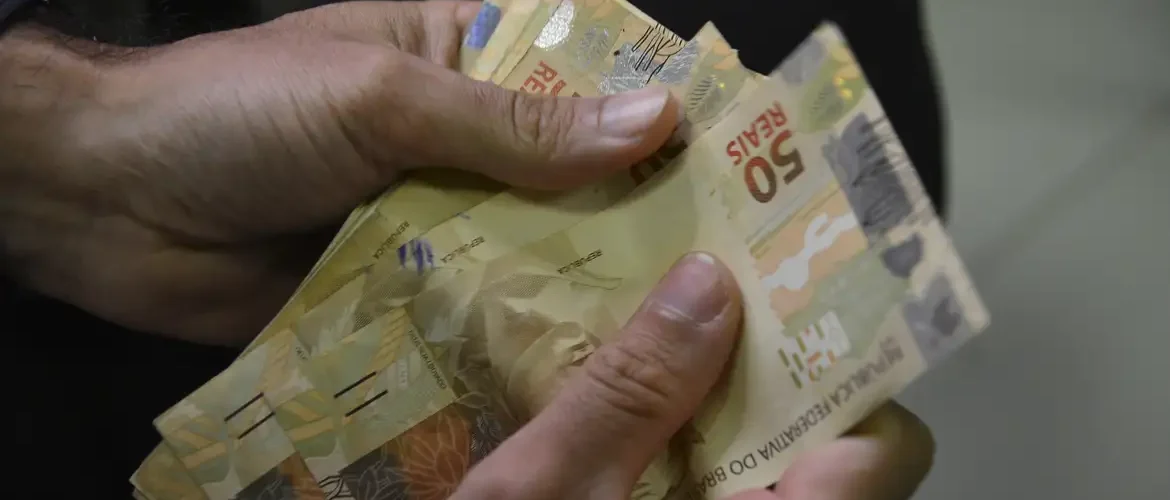 Receita paga hoje lote residual de restituição do Imposto de Renda