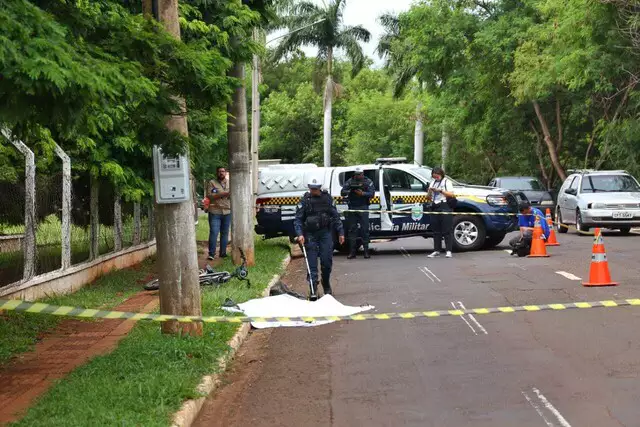 Mulher morre após pneu de bicicleta elétrica travar na Avenida Ernesto Geisel