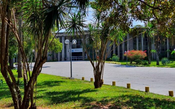 Deputados analisam quatro projetos durante a primeira sessão da semana