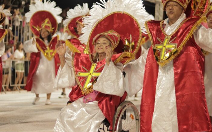 Primeira noite do desfile das Escolas de Samba de Campo Grande agita Praça do Papa