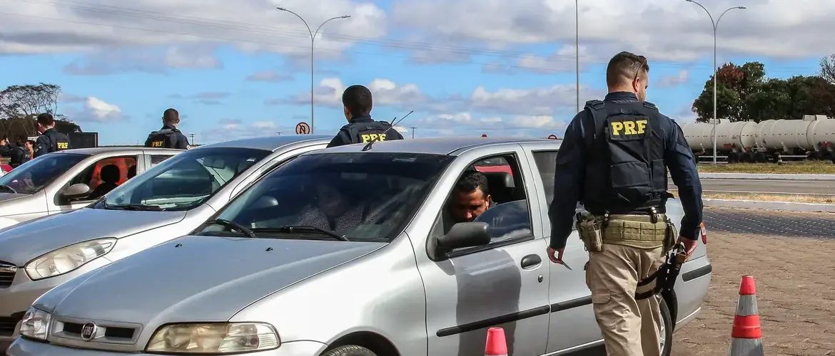 PRF orienta motoristas na volta para casa após o carnaval