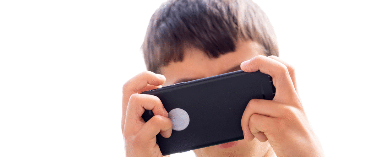 Governo estabelece comissão para combater o uso inadequado de telas por crianças.