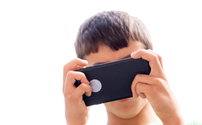 Governo estabelece comissão para combater o uso inadequado de telas por crianças.