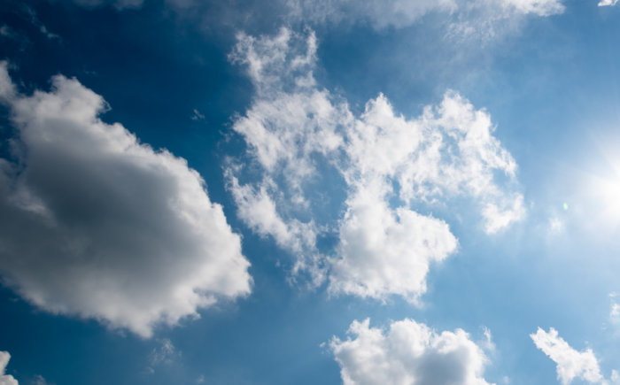 Sol com muitas nuvens e pancadas de chuva para esta sexta-feira