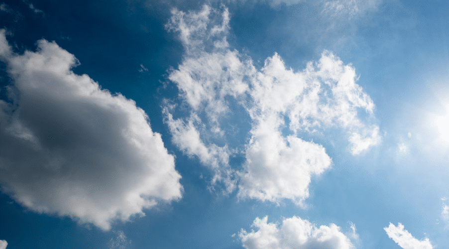 Sol com muitas nuvens e pancadas de chuva para esta sexta-feira