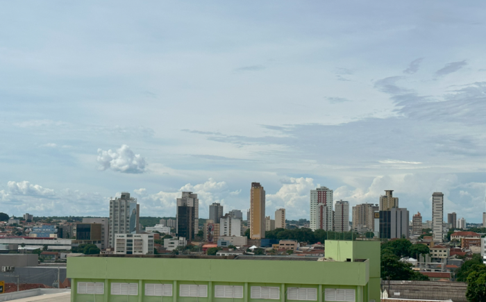 Quarta-feira tem previsão de altas temperaturas, e aquecimento diurno pode causar chuvas