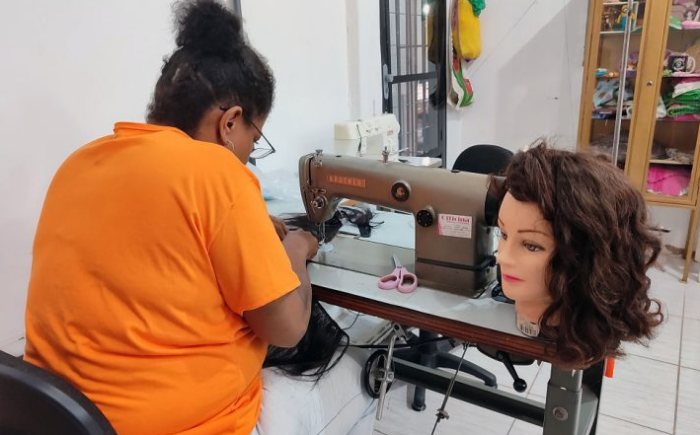 Apreendidos, cabelos contrabandeados viram perucas solidárias em presídio de MS