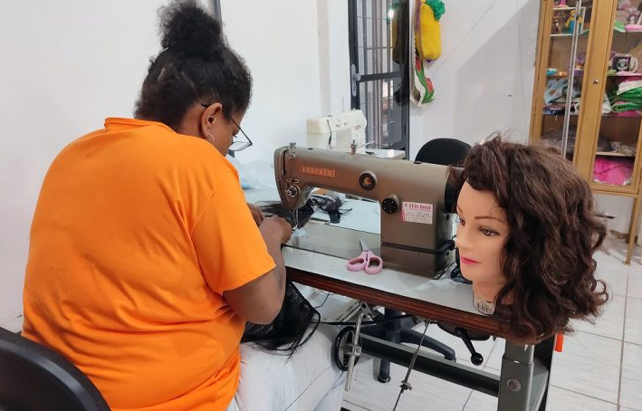 Apreendidos, cabelos contrabandeados viram perucas solidárias em presídio de MS