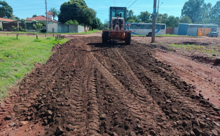 Prefeitura segue com trabalhos de cascalhamento, patrolamento e limpeza para amenizar problemas das chuvas nos bairros