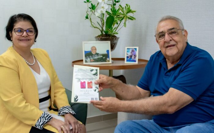 Presidente do TCE-MS Jerson Domingos recebe convite para lançamento de livro