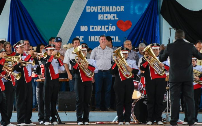 Em festa cívica de Inocência, Governo entrega escola reformada, pavimentação e recursos para a construção do aeródromo